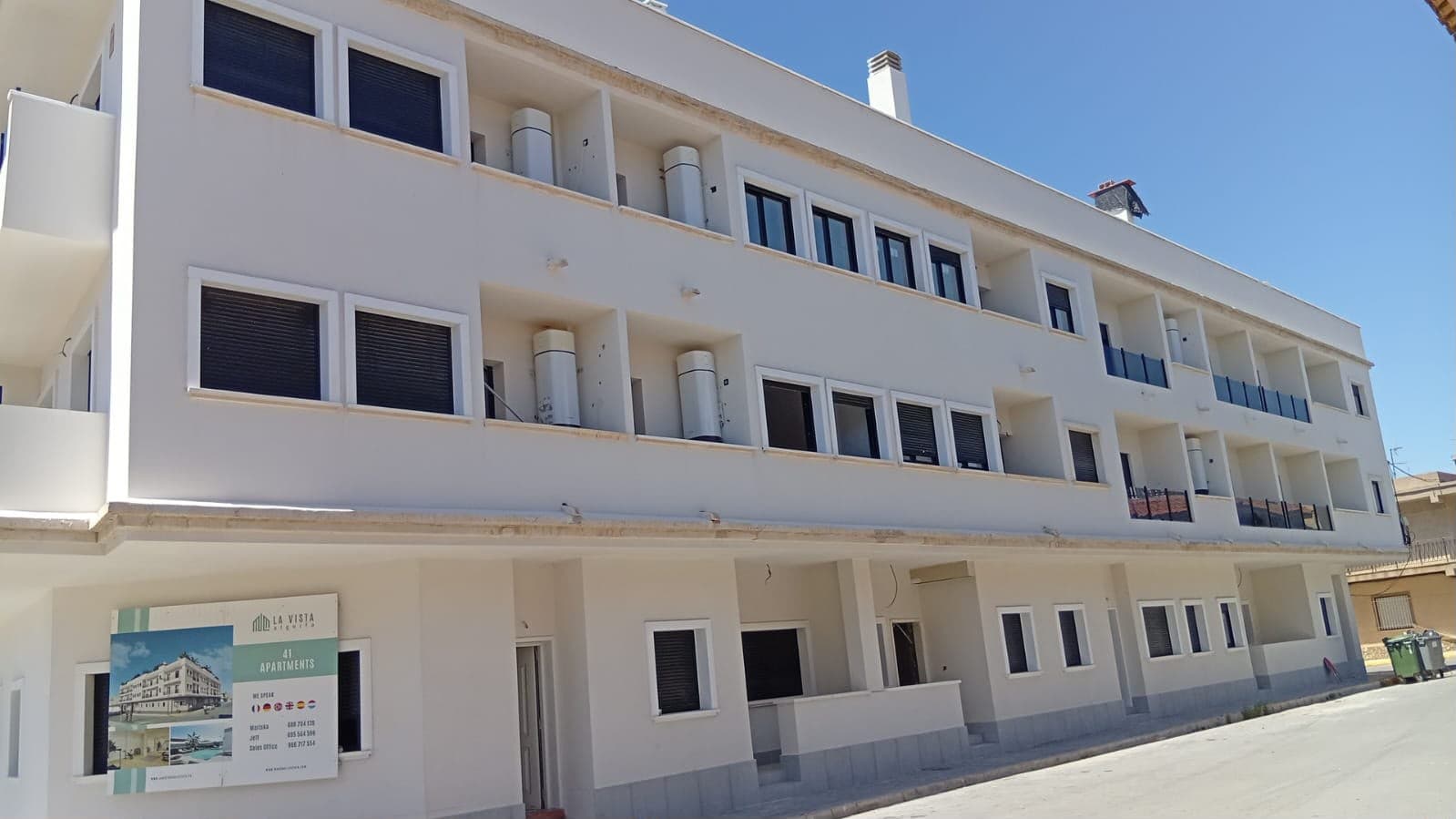 La Vista Algorfa buitenzijde en zwembadzone