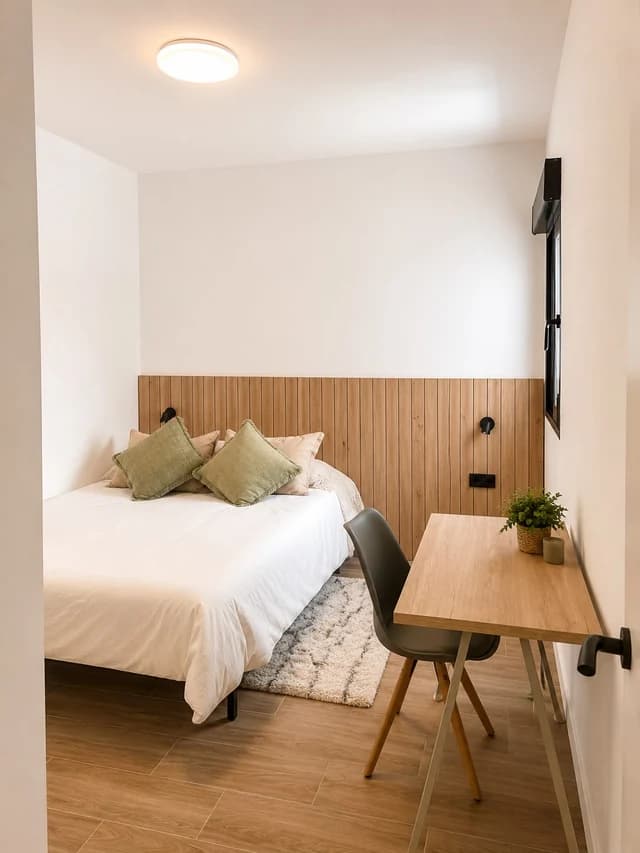 Lichte slaapkamer met natuurlijk licht en kwaliteitsafwerking